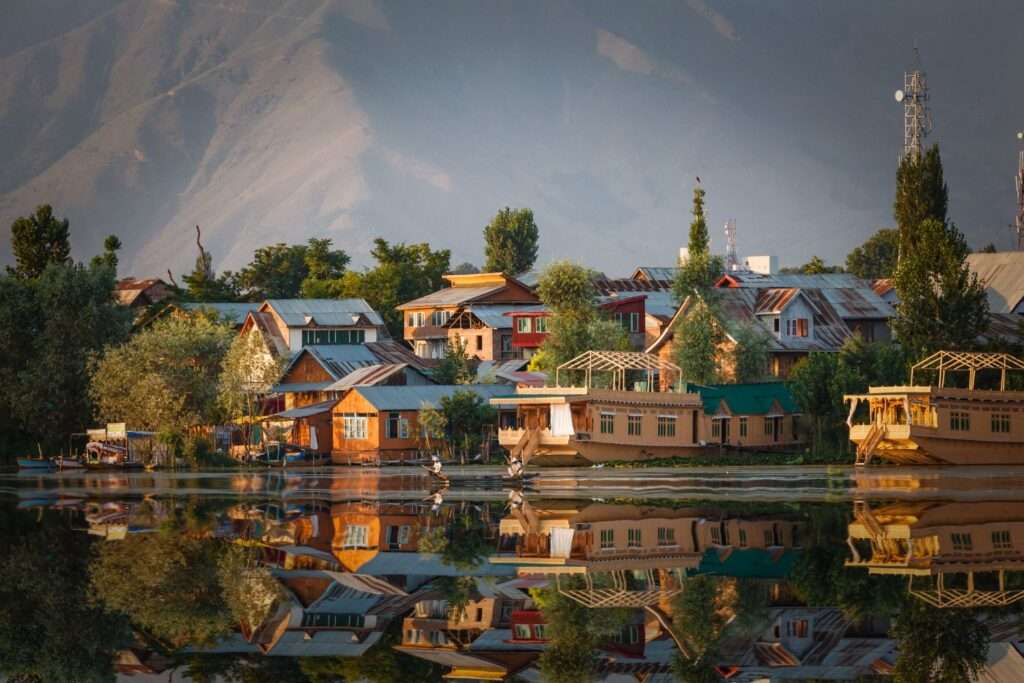 Beautiful photo of DAL Lake in kashmir, start your 5 days jammu & kashmir itinerary with the best